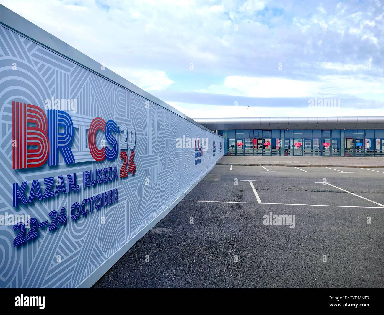 Pékin, Chine. 23 octobre 2024. Cette photo prise le 23 octobre 2024 montre le logo du 16ème sommet BRICS au centre de presse du sommet de Kazan, en Russie. Crédit : Shen Hong/Xinhua/Alamy Live News Banque D'Images