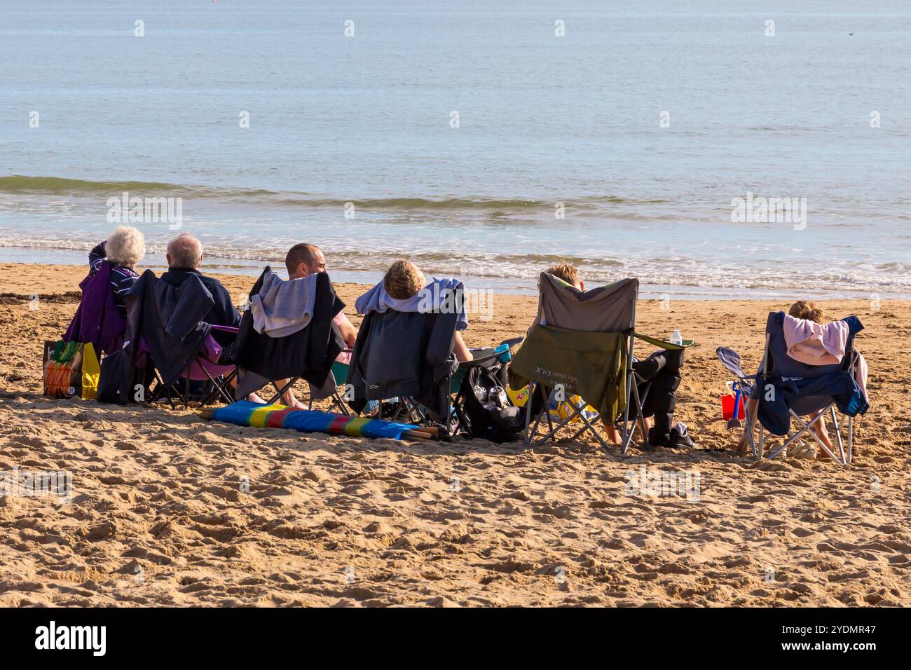 Bournemouth, Dorset, Royaume-Uni. 27 octobre 2024. Météo britannique : jour d'automne chaud et ensoleillé avec des températures au milieu de l'adolescence que les foules affluent vers les plages de Bournemouth pour profiter du soleil au début de la demi-période maintenant les horloges sont retournées. Crédit : Carolyn Jenkins/Alamy Live News Banque D'Images