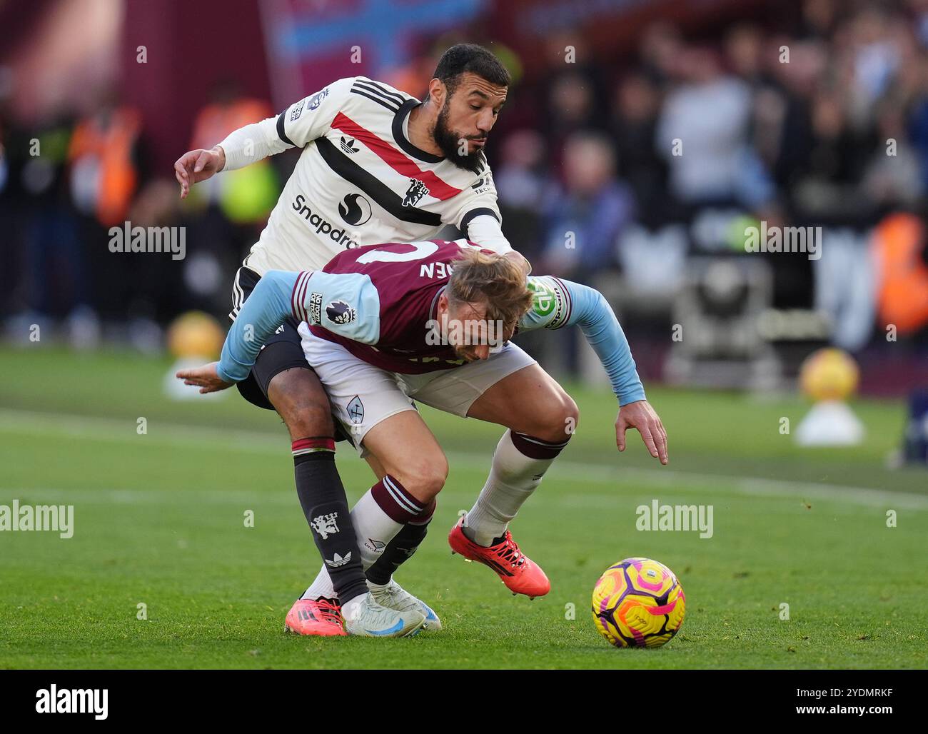 Noussair Mazraoui de Manchester United (à gauche) et Jarrod Bowen de West Ham United s'affrontent pour le ballon lors du premier League match au London Stadium. Date de la photo : dimanche 27 octobre 2024. Banque D'Images