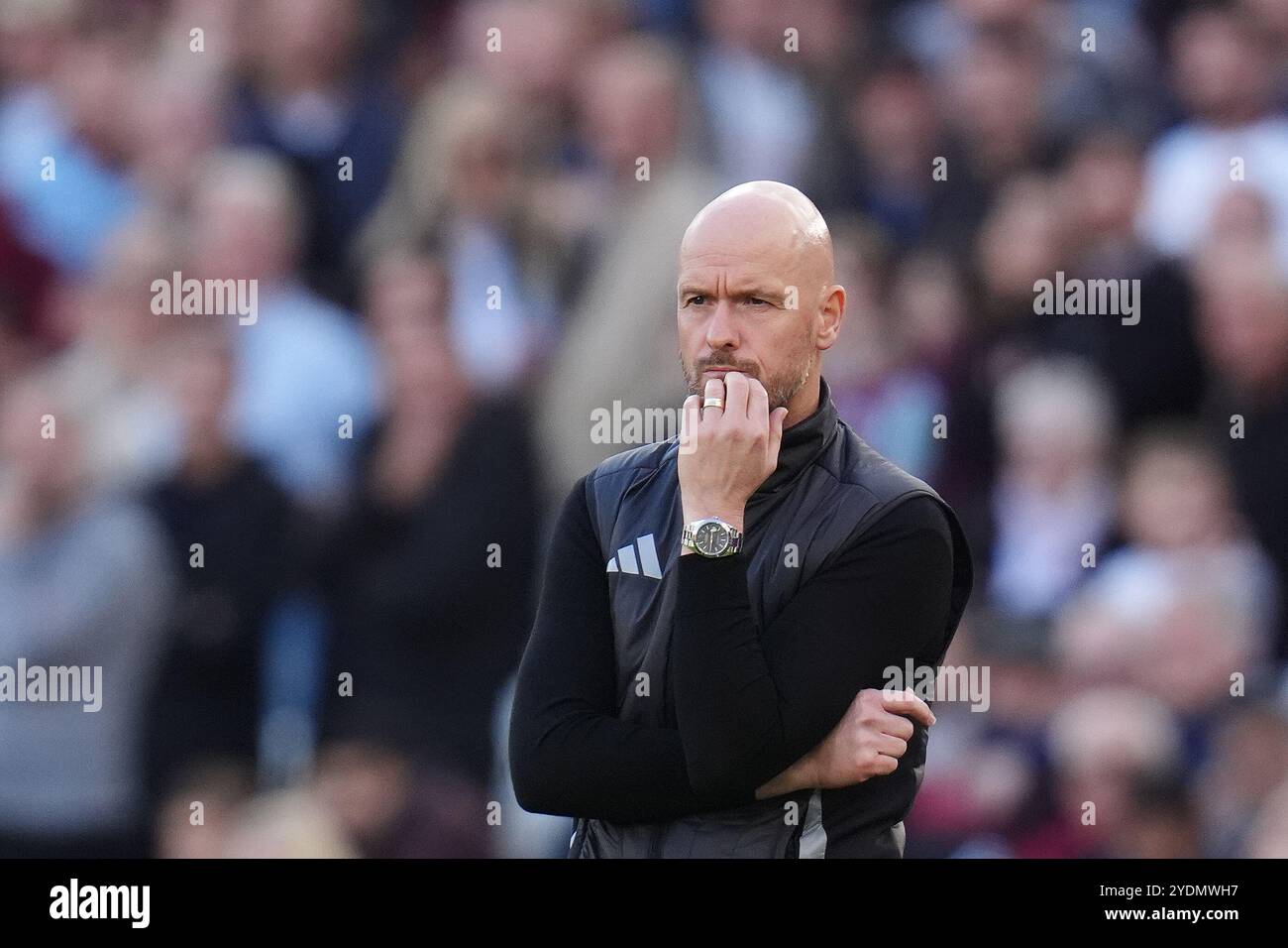 Erik Ten Hag, entraîneur de Manchester United, sur la ligne de touche lors du match de premier League au stade de Londres. Date de la photo : dimanche 27 octobre 2024. Banque D'Images