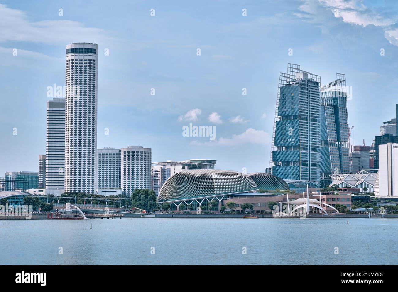 Singapour - 14 août 2024 : vue panoramique avec les théâtres Esplanade sur la baie près du front de mer de Singapour Banque D'Images