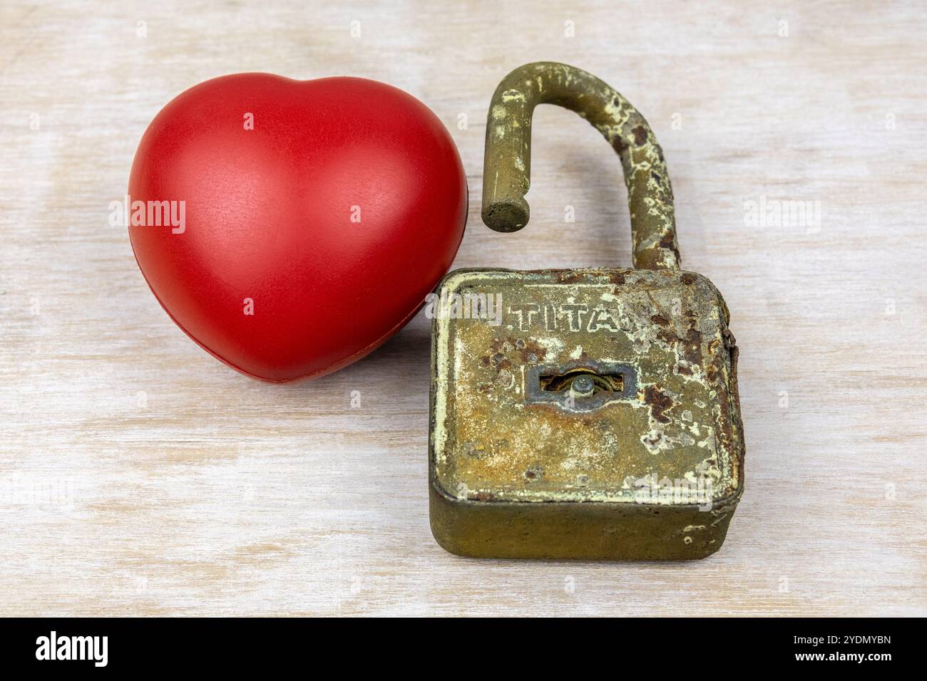 Déchaînez mon cœur ! Coeur et cadenas à serrure ouvert se retrouvent sur quelqu'un. Je peux aimer à nouveau l'émotion, l'affection. Banque D'Images Déchaînez mon cœur ! Coeur et cadenas à serrure ouvert se retrouvent sur quelqu'un. Je peux aimer à nouveau l'émotion, l'affection. Banque D'Images