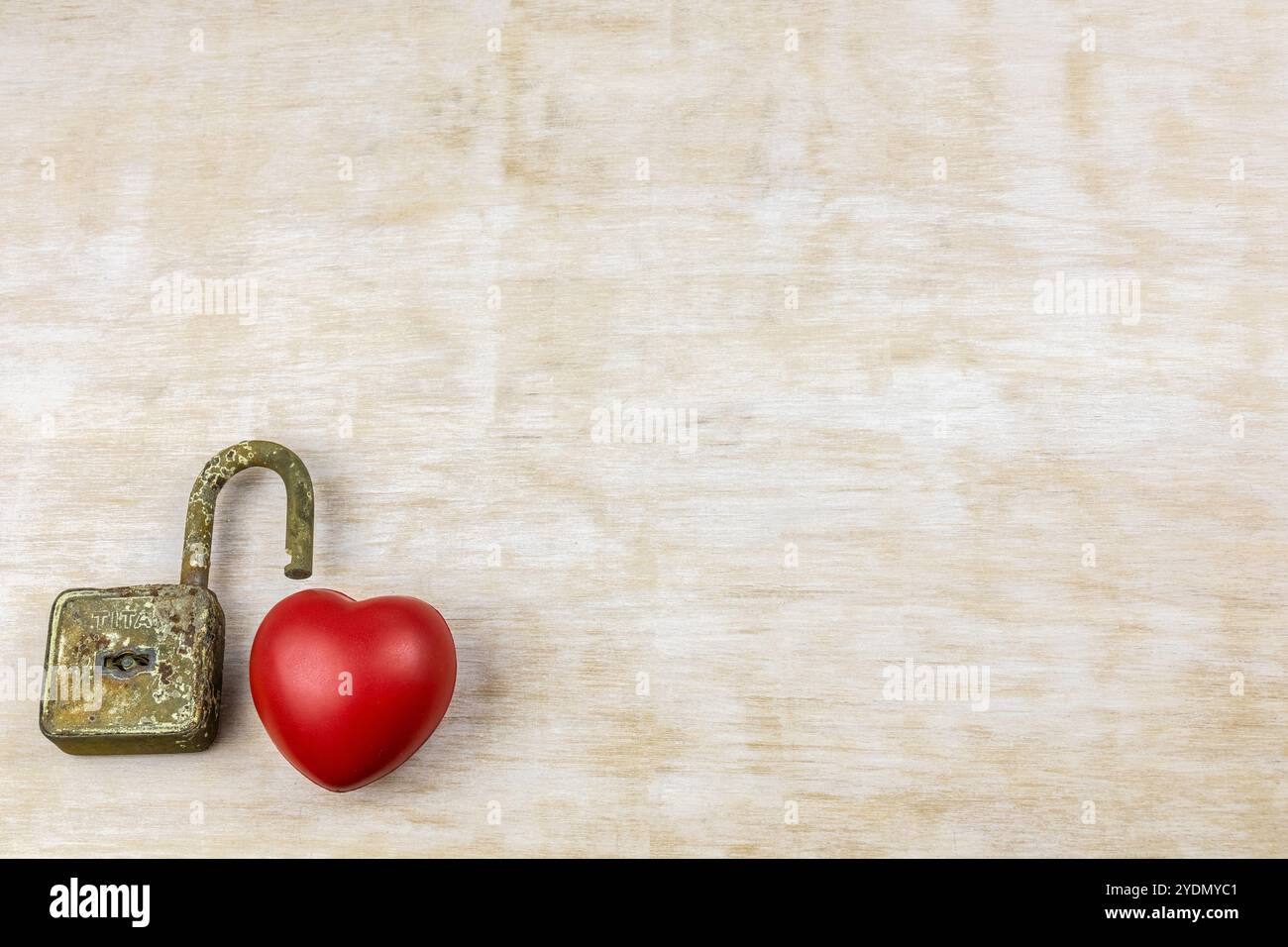 Déchaînez mon cœur ! Cadenas de serrure ouvert coeur ouvert obtenir sur quelqu'un que je peux aimer à nouveau l'émotion Banque D'Images