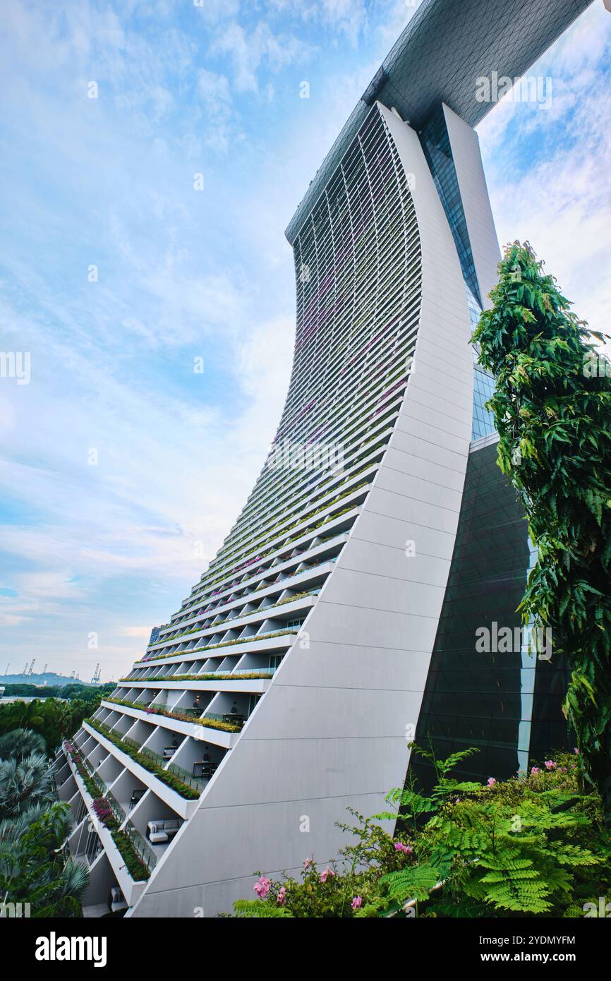 Singapour - 14 août 2024 : le célèbre Marina Bay Sands Hotel. Vue de dessous incroyable des tours modernes et le pont SkyPark sur le sommet des gratte-ciel Banque D'Images