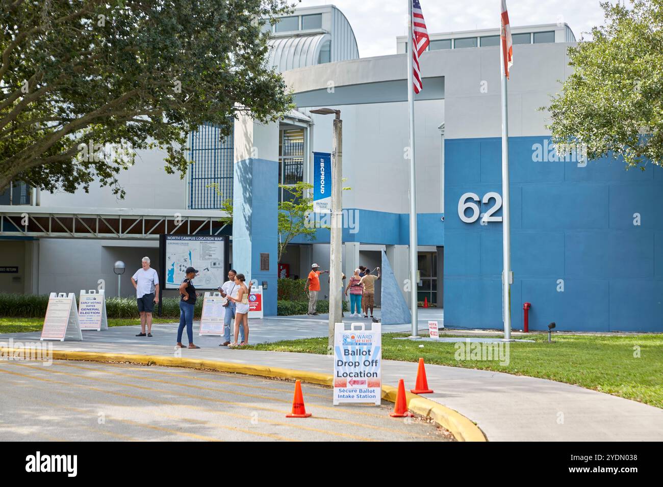 Floride, comté de Broward, États-Unis. 27 octobre 2024. Vote anticipé 2024. Élection du président 2024, vote postal 2024. Kamala Harris et Donald Trump partisans 2024. Crédit : Yaroslav Sabitov/YES Market Media/Alamy Live News. Banque D'Images