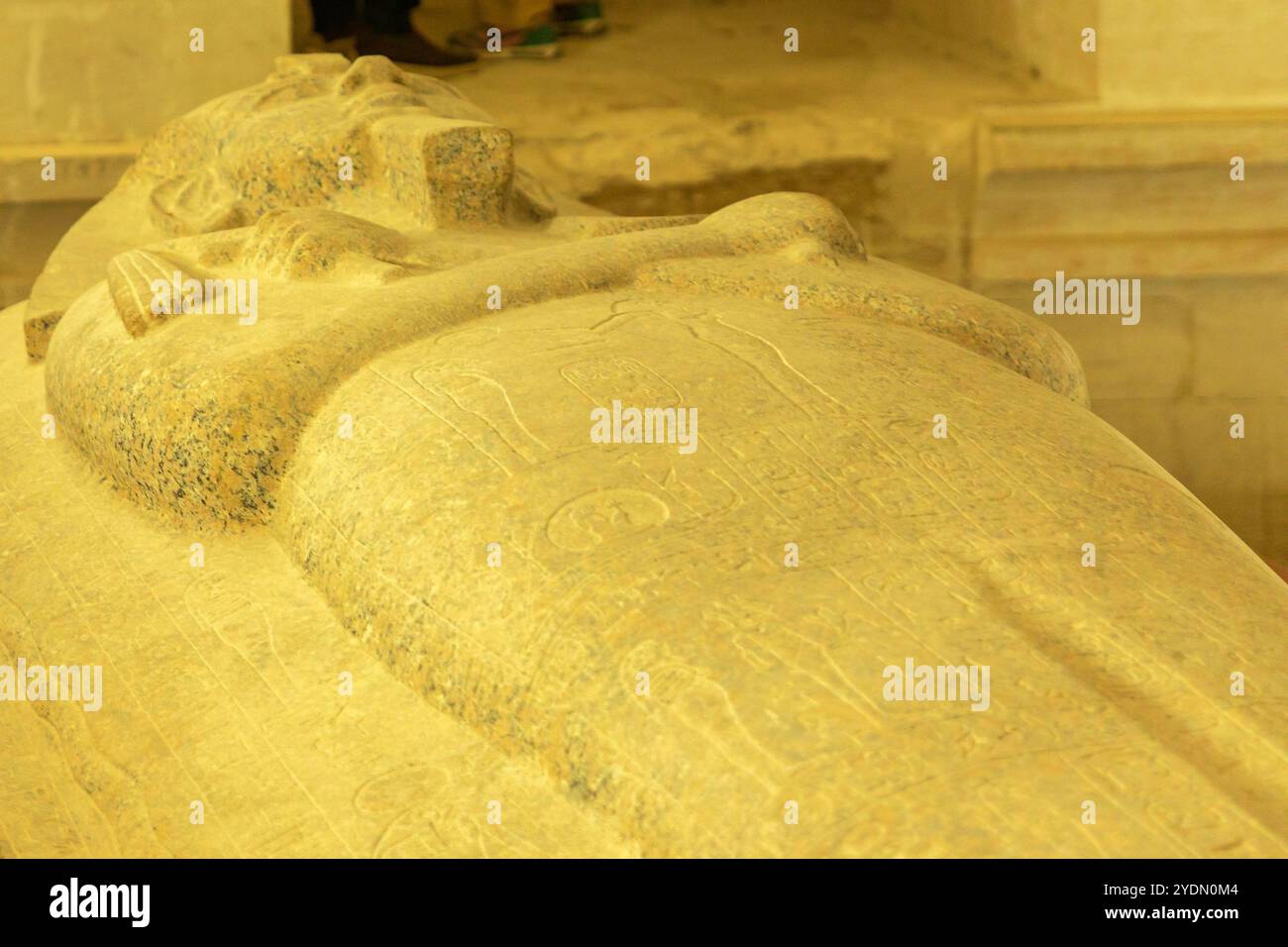 Louxor, Égypte ; 16 janvier 2024 : voyage dans le temps et explorer la vie d'un Roi Soleil avec les secrets du Roi Soleil, un remarquable sarcophage. Banque D'Images
