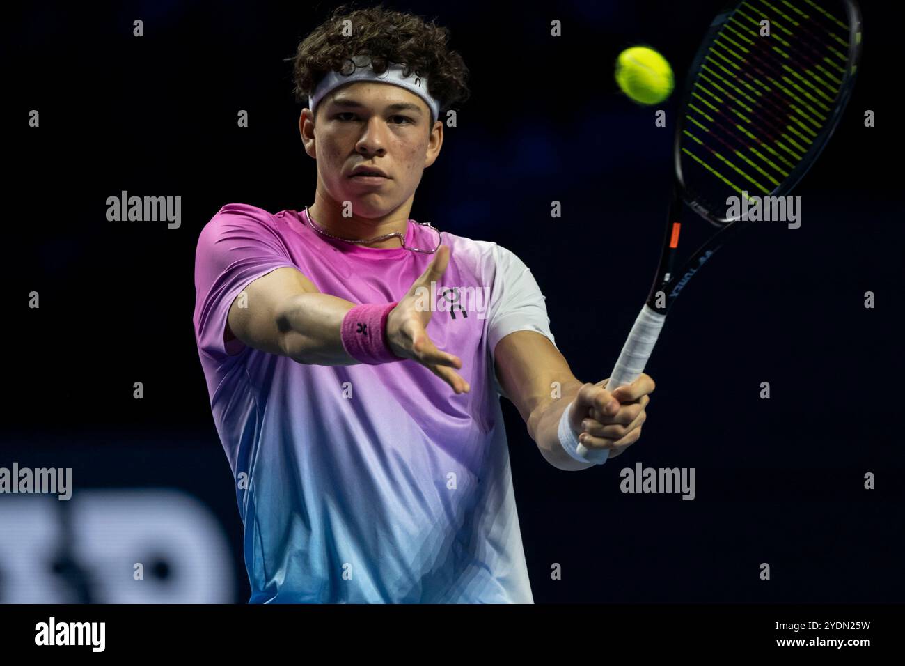 Jakobshalle, Bâle, Suisse. 27 octobre 2024. ATP 500 Swiss Indoors Basel Tennis, jour 7 ; Ben Shelton (USA) en action contre Giovanni Mpetshi Perricard (FRA) dans le crédit final : action plus Sports/Alamy Live News Banque D'Images