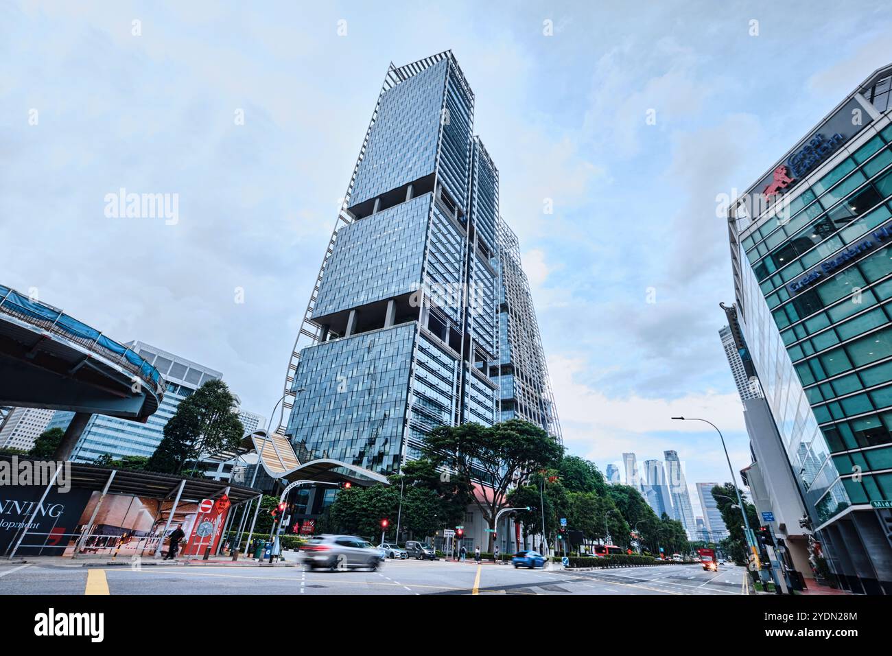 Singapour - 16 août 2024 : South Beach Towers. Conçu par Foster, développement à usage mixte composé de bureaux, résidences, hôtel Banque D'Images