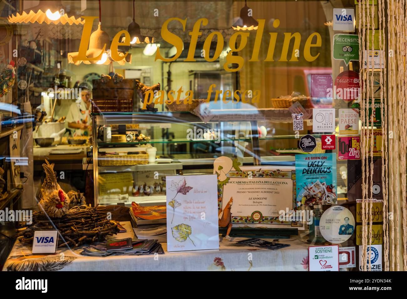 La fabrique de pâtes le Sfogline est dirigée par deux sœurs depuis de nombreuses années. Via San Gervasio, Bologne, Emilie-Romagne, Italie Banque D'Images