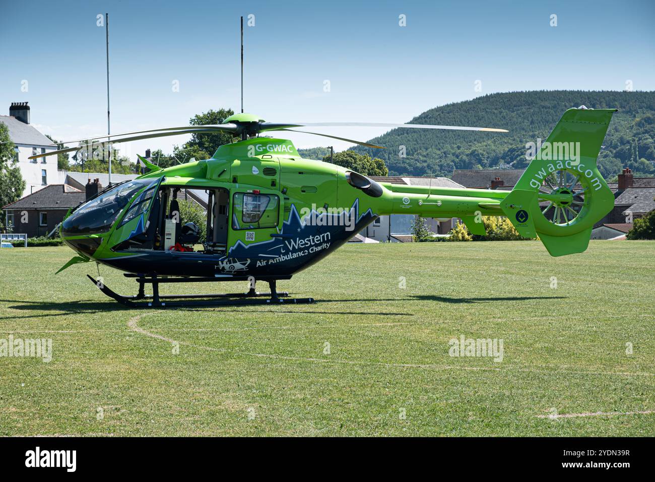 Un hélicoptère d'ambulance aérienne appartenant à l'organisation caritative Western Air Ambulance sur un terrain de rugby dans la ville de Risca South Wales Banque D'Images