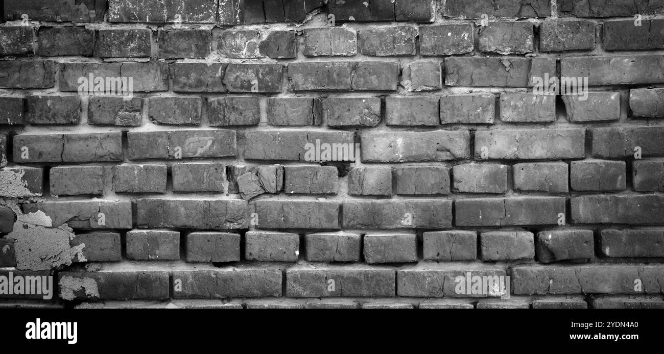Panorama noir et blanc de vieux mur de briques. Texture de maçonnerie vieillie avec brique cassée et plâtre pelable. Urbain, grunge, industriel, abstrait Banque D'Images