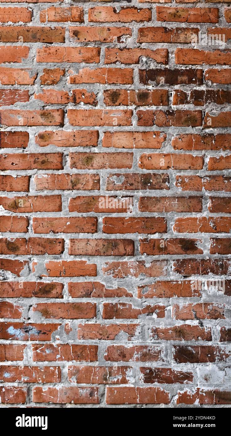 Panorama de vieux mur de briques rouges. Texture détaillée de maçonnerie vieillie avec briques cassées et plâtre pelable. Urbain, grunge, industriel, toile de fond abstraite Banque D'Images