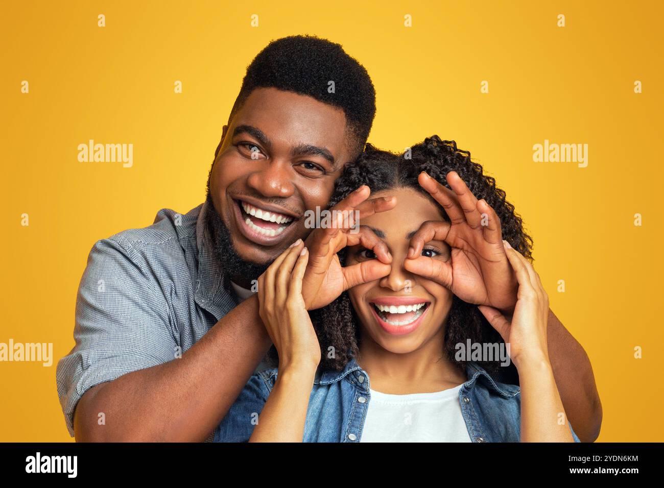 Joyeux petit ami noir faire des lunettes drôles à rire petite amie Banque D'Images