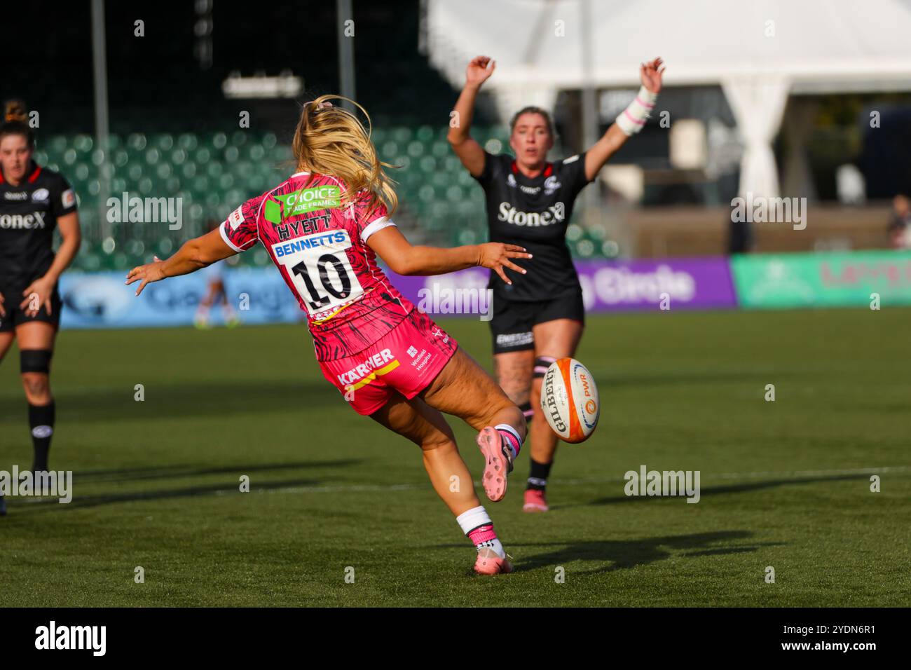 Londres, Royaume-Uni. 27 octobre 2024. Millie Hyett (Gloucester-Hartpury) frappe le ballon lors du match Saracens Women contre Gloucester-Hartpury Women au StoneX Stadium pour la quatrième manche de la saison 2024/25 de Premiership Women's Rugby. UK © ️ crédit : Elsie Kibue/Alamy Live News Banque D'Images