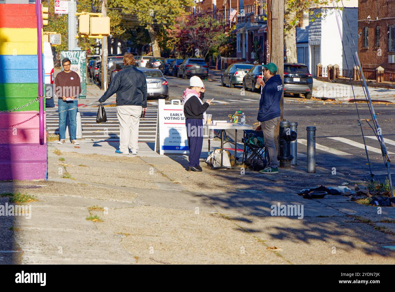 Campagne électorale : les militants des Socialistes démocrates de New York (à gauche) et d'Alexandria Ocasio-Cortez (à droite) interpellent les électeurs près d'un site de vote anticipé du Queens. Banque D'Images