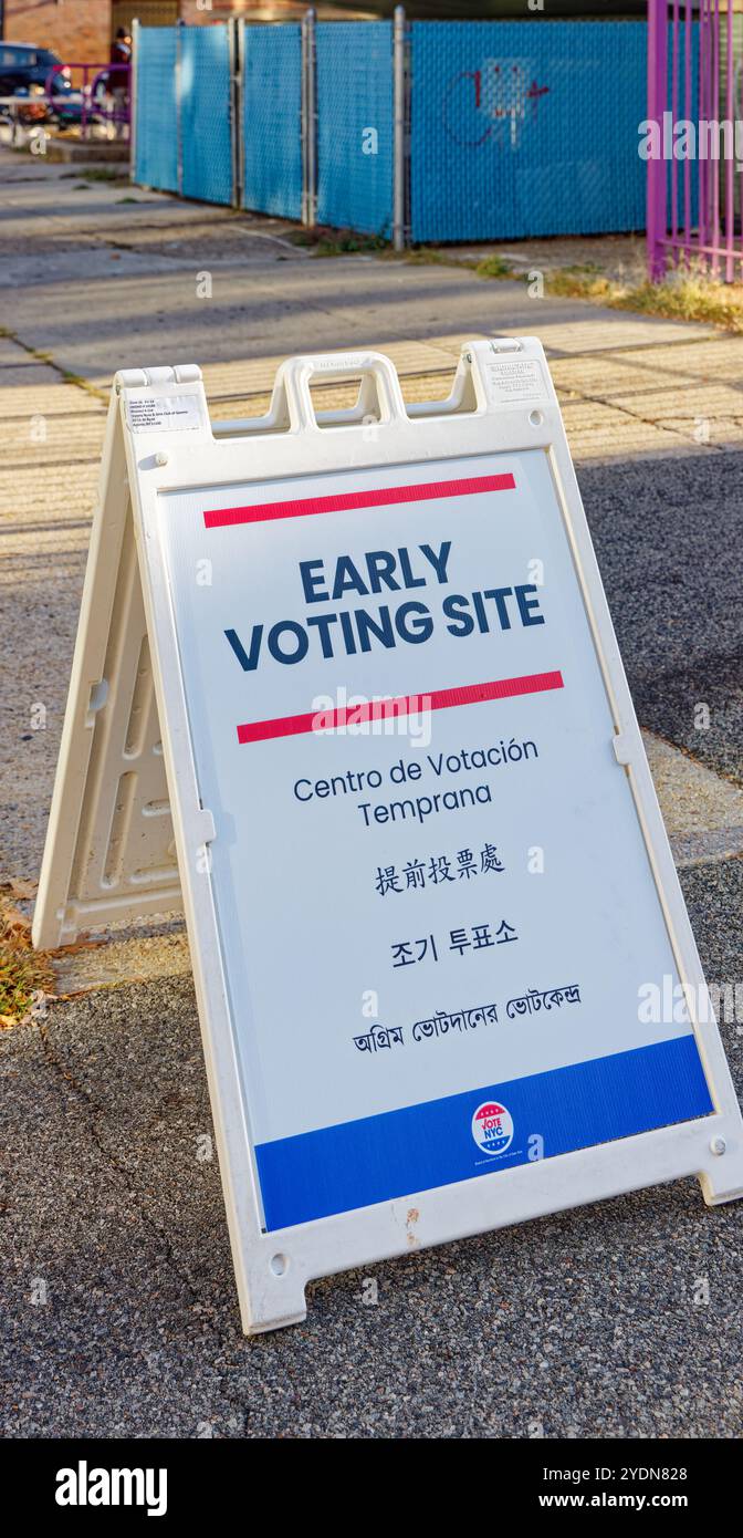 Élection de 2024 : un panneau en forme de a marque l'emplacement du site de vote anticipé à long Island City, Queens. Banque D'Images