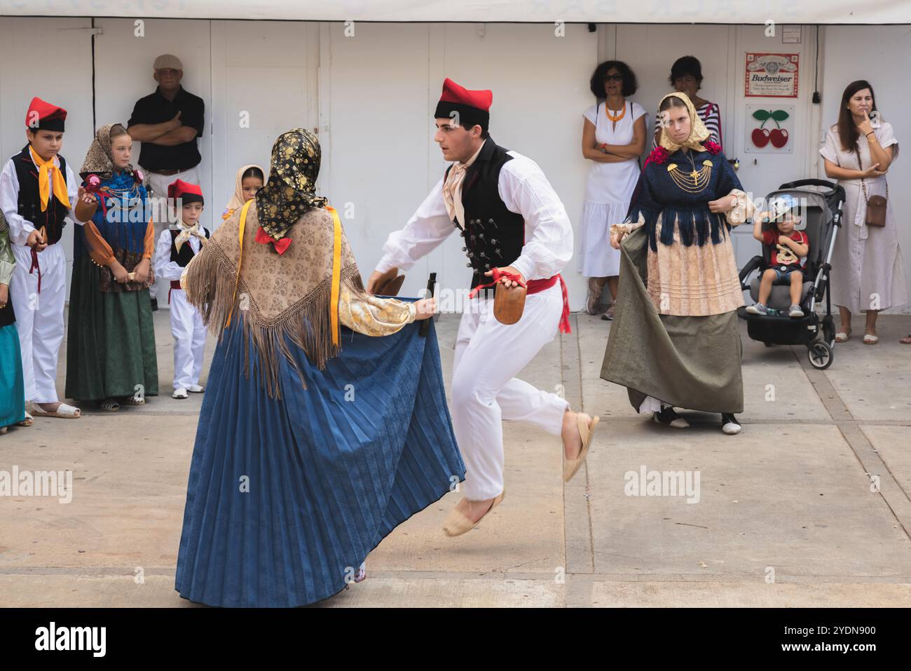 Ibiza, Espagne - 8 octobre 2023 : spectacle de danse traditionnelle basque dans la vieille ville d'Ibiza, mettant en vedette des costumes vibrants et une expression culturelle animée Banque D'Images