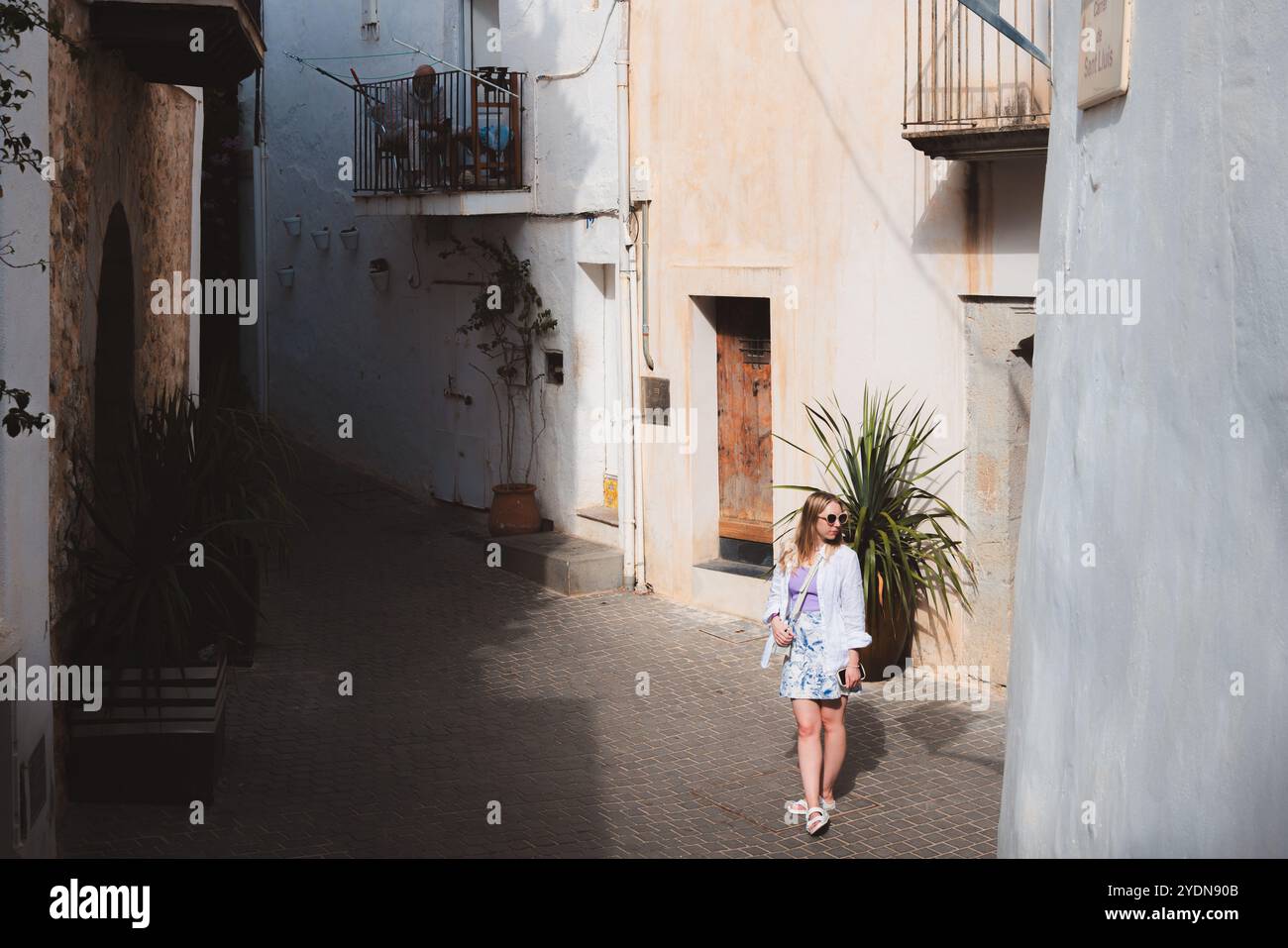 Ibiza, Espagne - 8 octobre 2023 : scène de rue décontractée dans la ville d'Ibiza, capturant un moment détendu d'exploration dans une charmante ruelle méditerranéenne. Banque D'Images