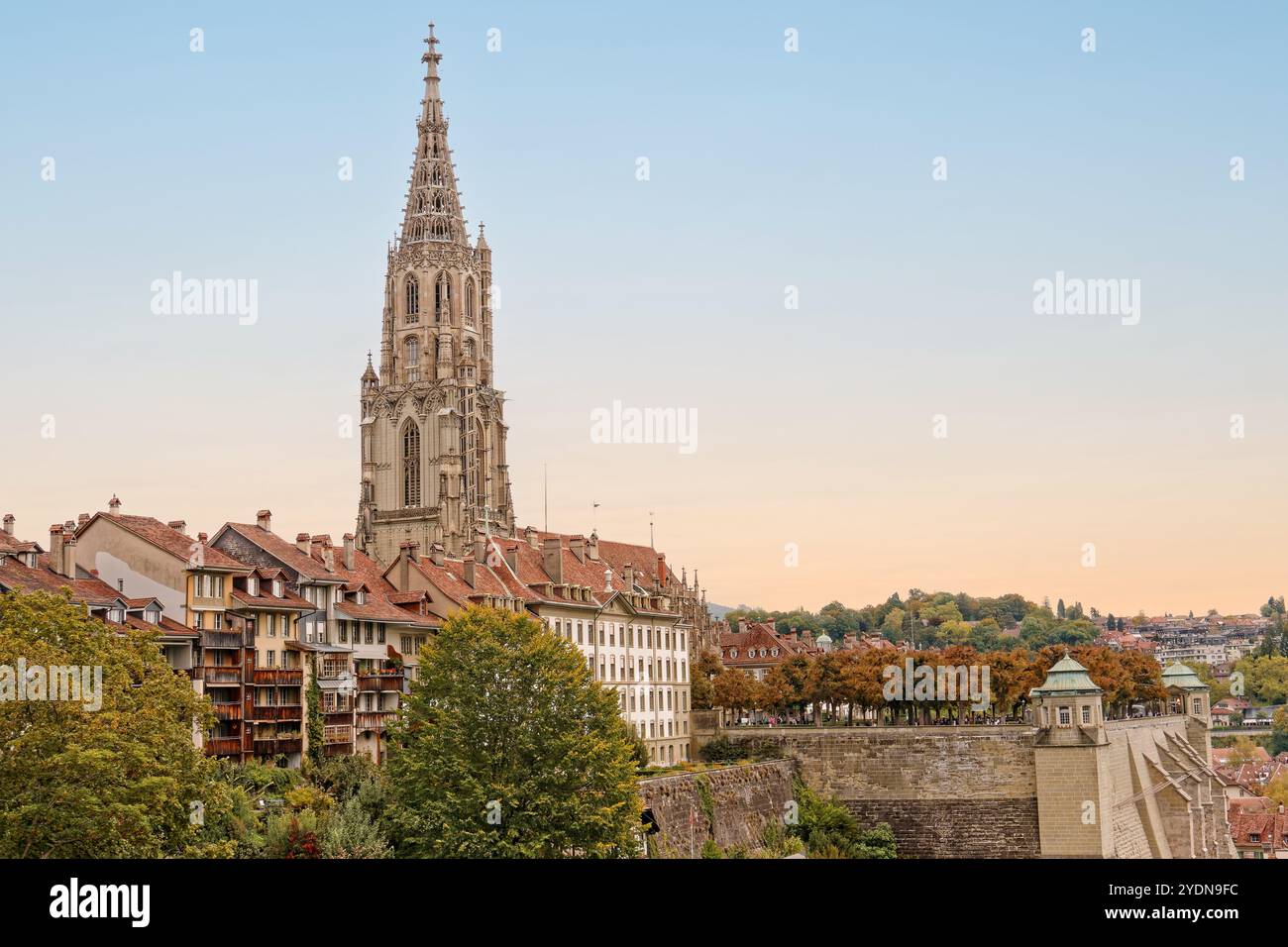 Berne, capitale de la Suisse. Vue panoramique sur la ville de l'église Bernoise Minster et la vieille ville de Berne. Site classé au patrimoine mondial de l'UNESCO. Copier l'espace. Banque D'Images
