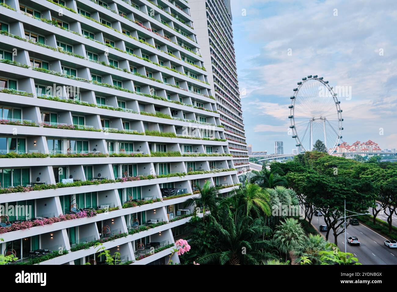 Singapour - 14 août 2024 : le célèbre Marina Bay Sands Hotel. Vue imprenable sur la façade des tours modernes et le pont SkyPark au sommet des gratte-ciel Banque D'Images