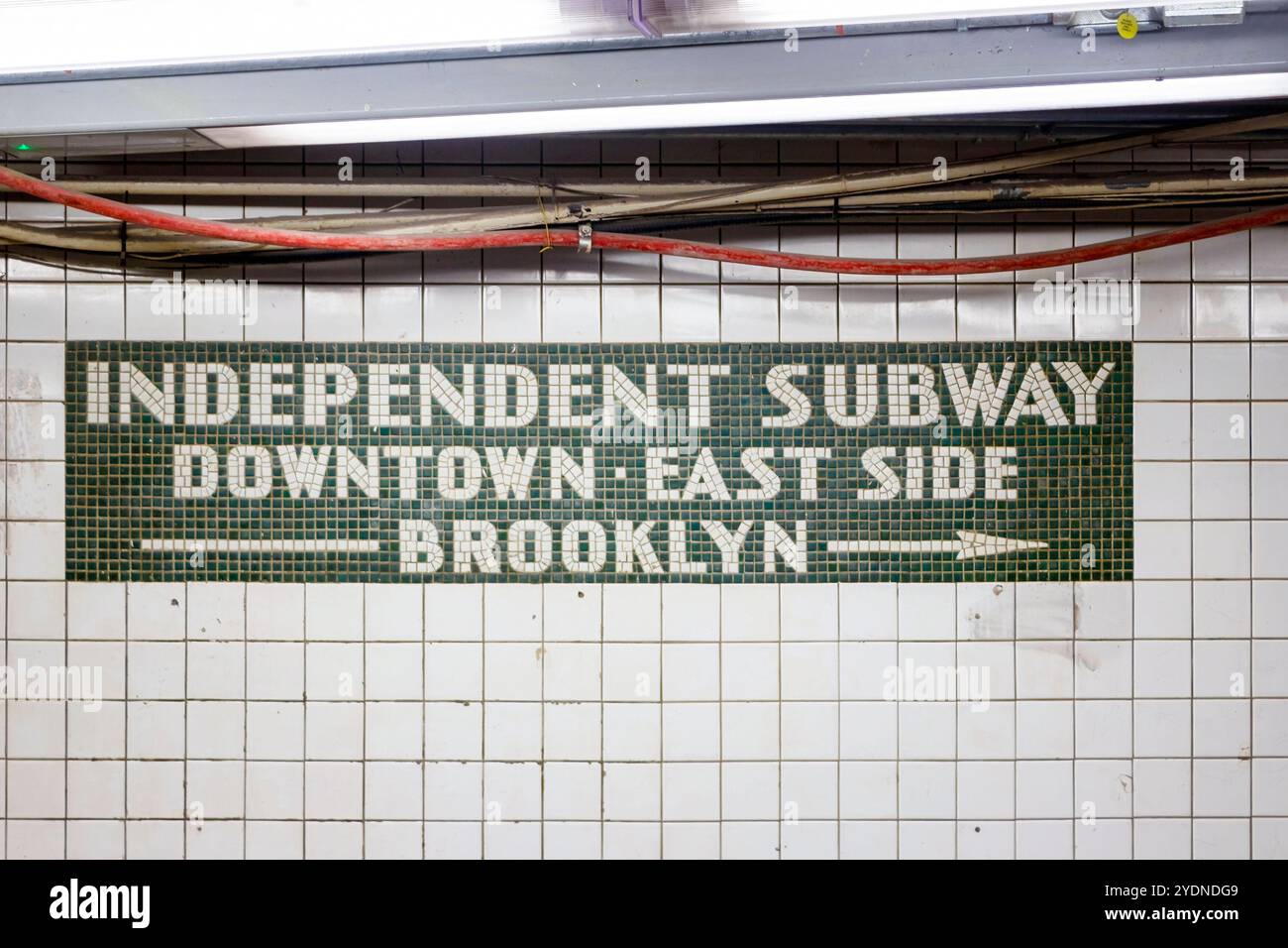 Vintage Subway tuile art dans bowery station métro indépendant du centre-ville East Side brooklyn direction panneau orné mosaïque design mur de briques vitrées blanches Banque D'Images