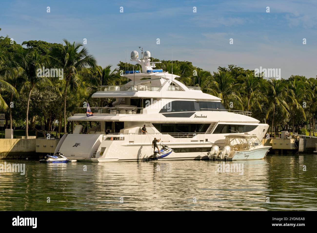 Miami, Floride, États-Unis - 5 décembre 2023 : équipage soulevant un jet ski sur le luxueux yacht Romeo Foxtrot amarré à Miami. Il a été construit par HSY Yachts. Banque D'Images