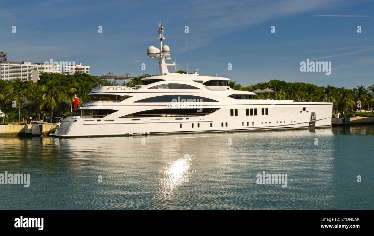 Miami, Floride, États-Unis - 5 décembre 2023 : vue latérale du super yacht de luxe Soundwave amarré à Miami. Le navire a été construit par Benetti en Italie. Banque D'Images