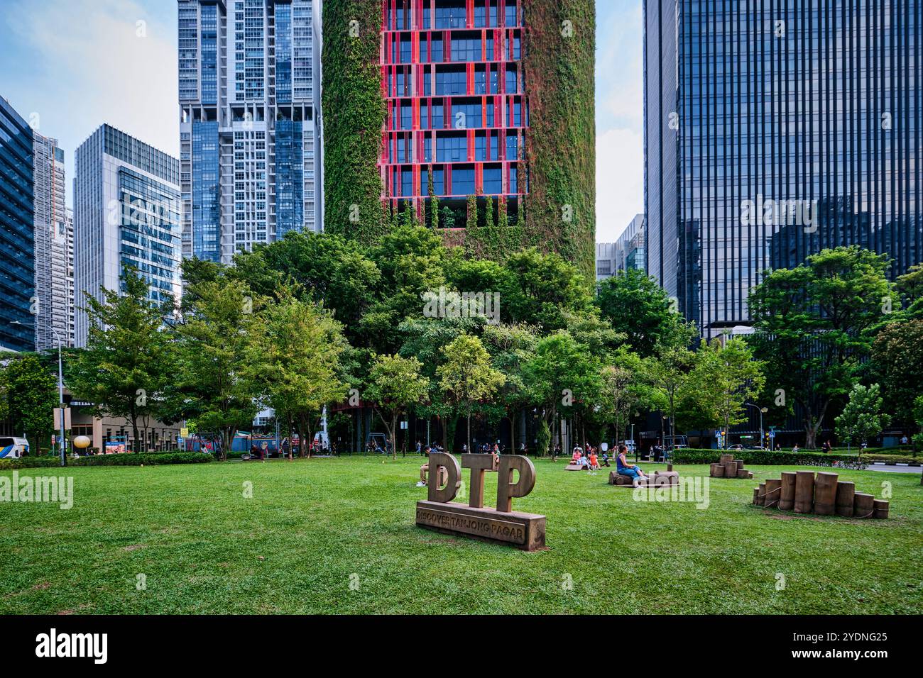 Singapour - 15 août 2024 : jardins suspendus sur le bel hôtel rouge Oasia à Tanjung Pagar Banque D'Images