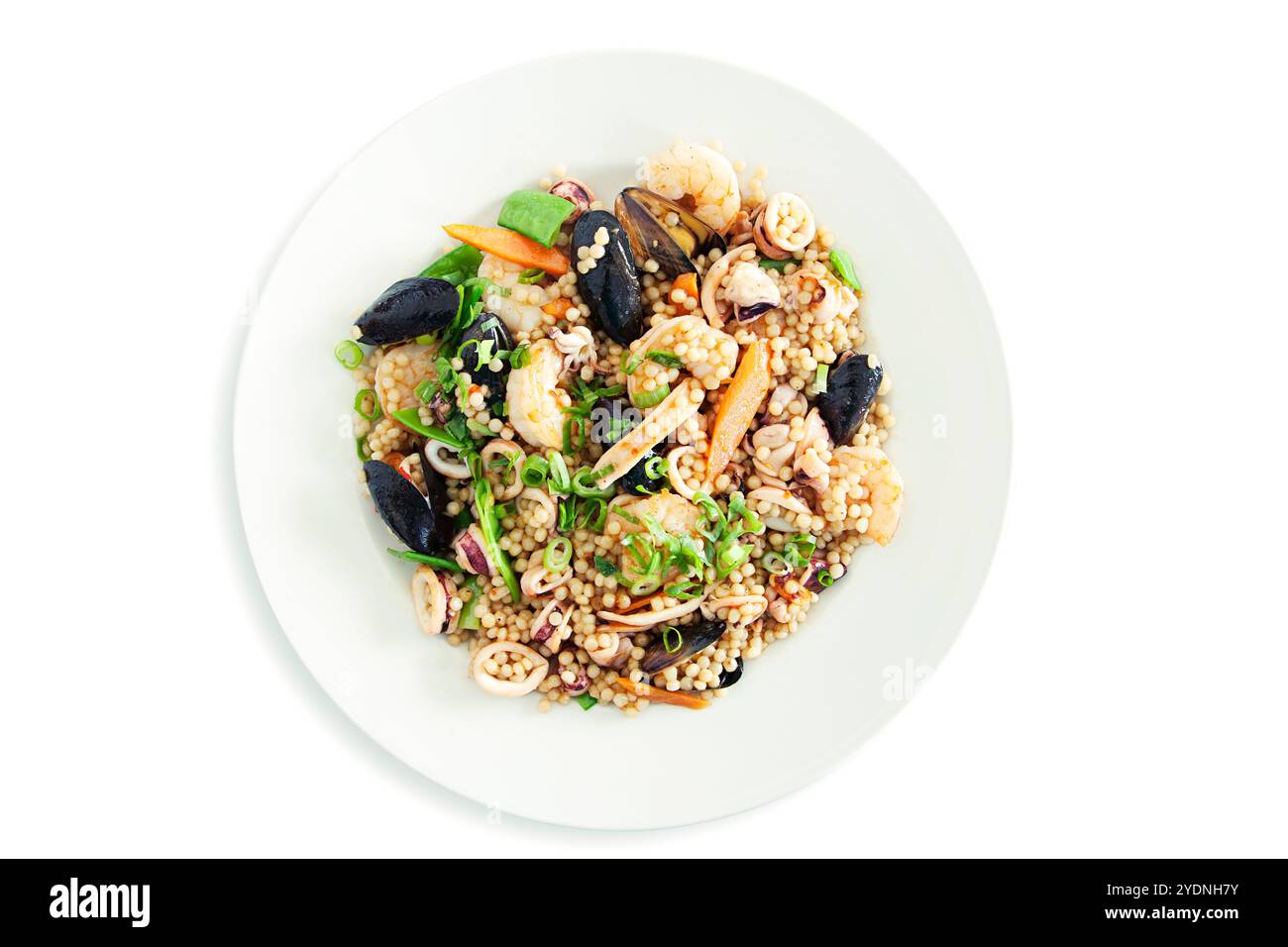 Une salade de fruits de mer vibrante composée de quinoa, de légumes frais et de fruits de mer variés, parfaite pour des repas sains Banque D'Images