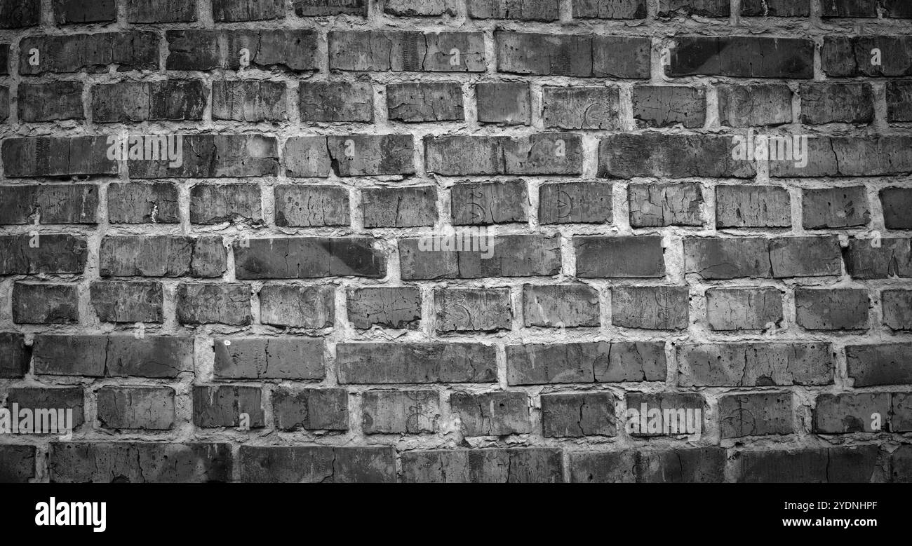 Panorama noir et blanc de vieux mur de briques. Texture de maçonnerie vieillie avec brique cassée et plâtre pelable. Urbain, grunge, industriel, abstrait Banque D'Images