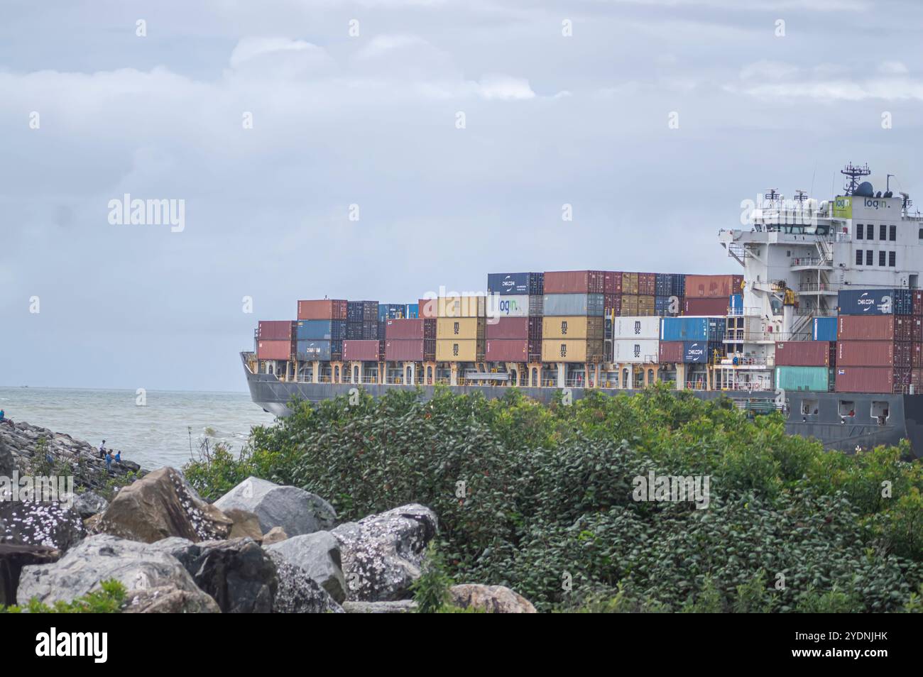 Navegantes-SC,brasil-octobre 25,2024 cette image capture un cargo porte-conteneurs amarré au port de Itajaí à Santa Catarina, Brésil, chargé de co Banque D'Images