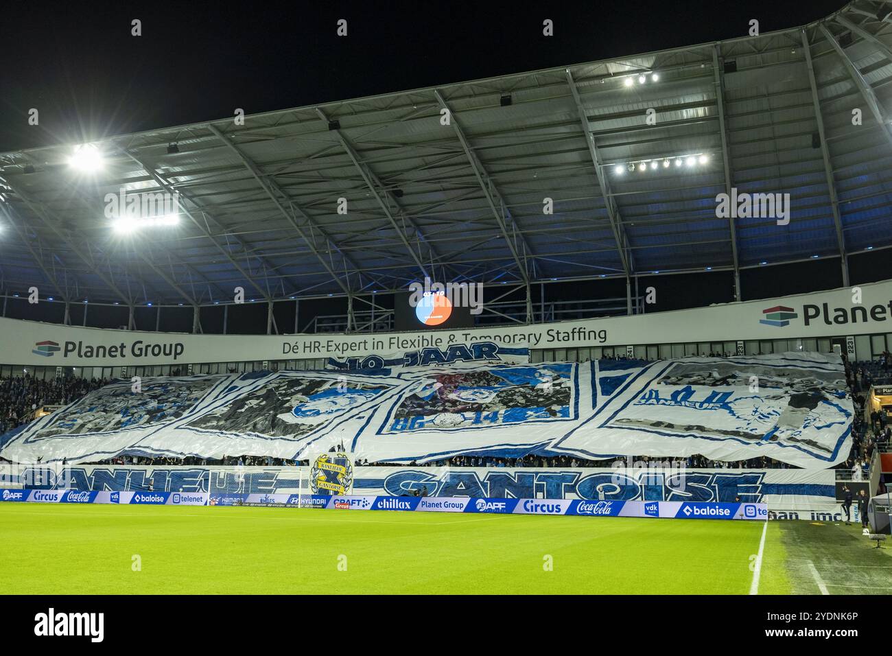 Gand, Belgique. 27 octobre 2024. Les supporters de Gand avec tyfo photographiés avant un match de football entre KAA Gent et KRC Genk, dimanche 27 octobre 2024 à Gand, le jour 12 de la saison 2024-2025 de la première division du championnat belge 'Jupiler Pro League'. BELGA PHOTO DAVID PINTENS crédit : Belga News Agency/Alamy Live News Banque D'Images