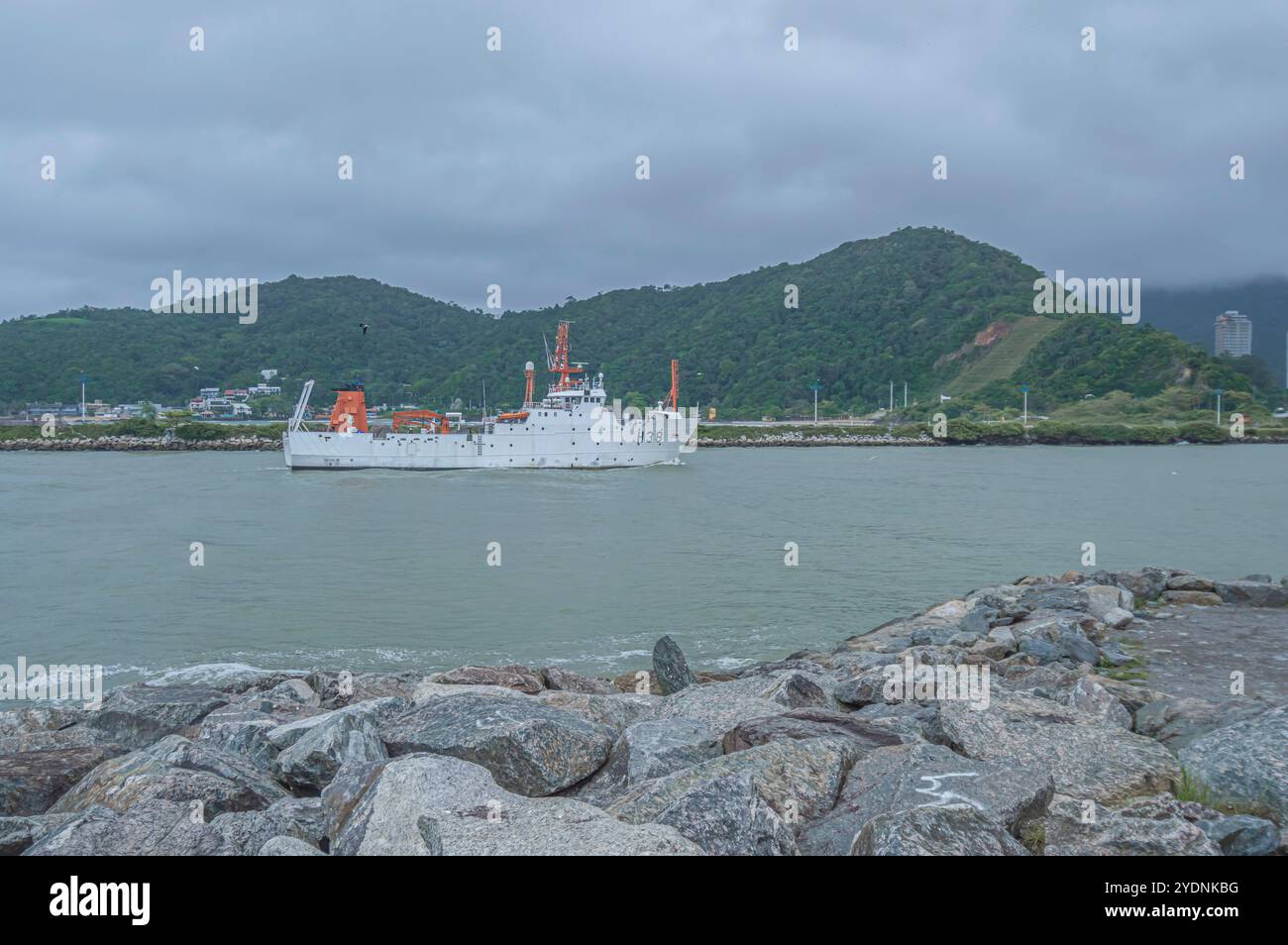 Navegantes-SC,brasil-octobre 25,2024 cette image montre un navire de la marine brésilienne stationné dans la ville portuaire de Itajaí, Santa Catarina. Avec son strat Banque D'Images