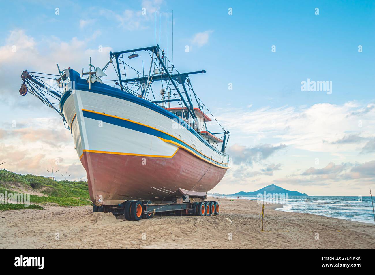 Navegantes-SC,brésil-octobre 25,2024 bateau ancré dans le sable de la ville en fin d'après-midi avec vue sur la montagne de Penha SC dans le backgr Banque D'Images