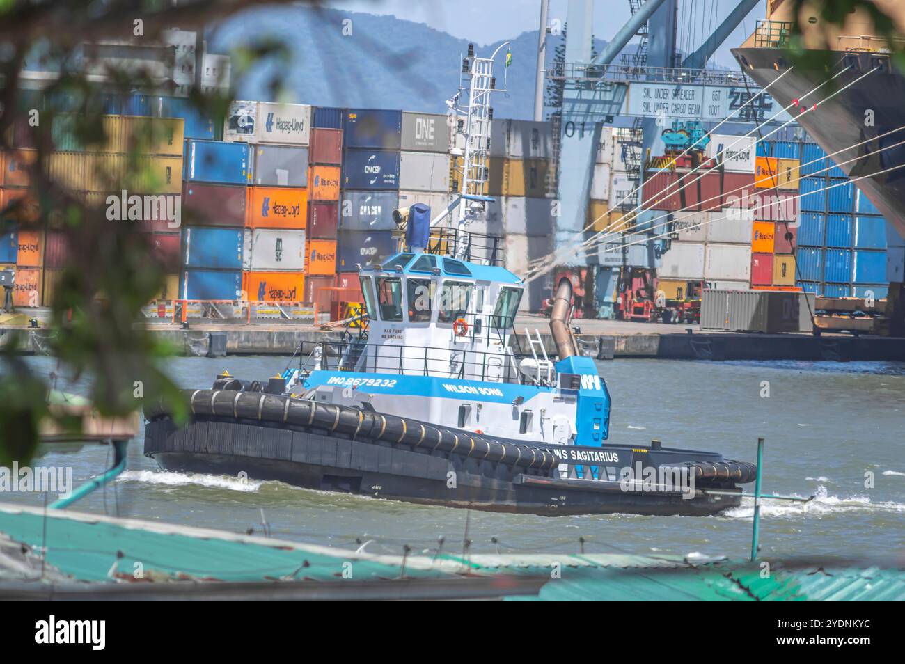 Navegantes-SC,brasil-octobre 25,2024 cette image capture un cargo porte-conteneurs amarré au port de Itajaí à Santa Catarina, Brésil, chargé de co Banque D'Images