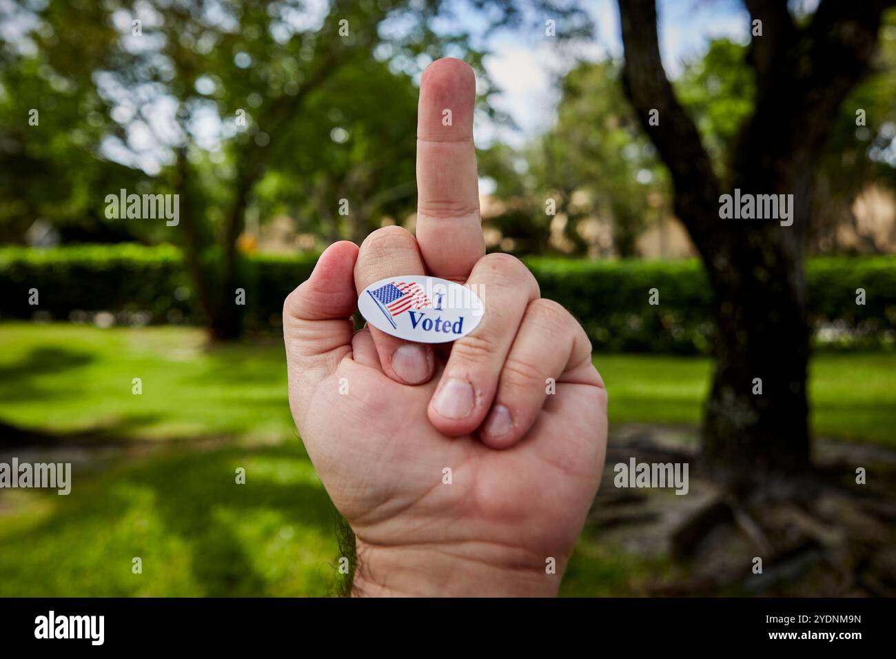 Floride, comté de Broward, États-Unis. 27 octobre 2024. Élections AMÉRICAINES 2024. Figure de bâton du majeur protestant contre le choix zéro élection. Banque D'Images