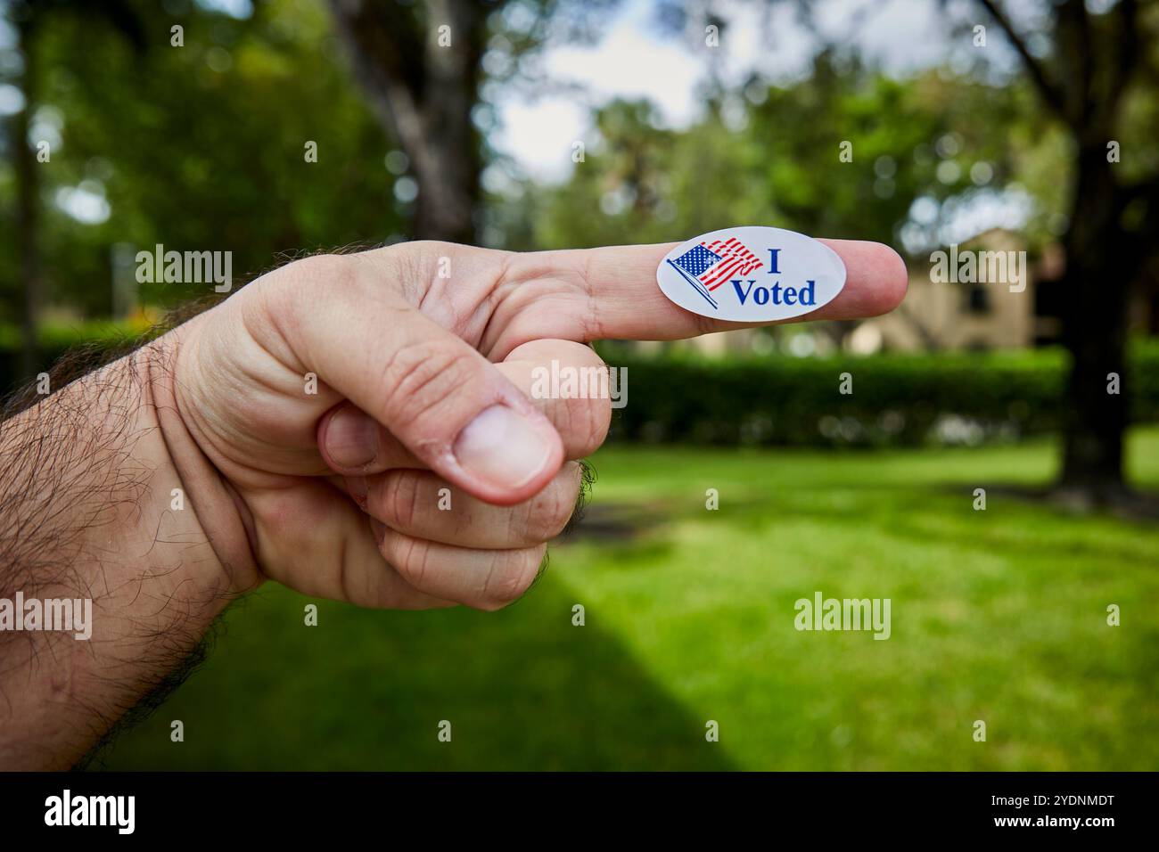 Floride, comté de Broward, États-Unis. 27 octobre 2024. Élections AMÉRICAINES 2024. Figure de bâton du majeur protestant contre le choix zéro élection. Banque D'Images