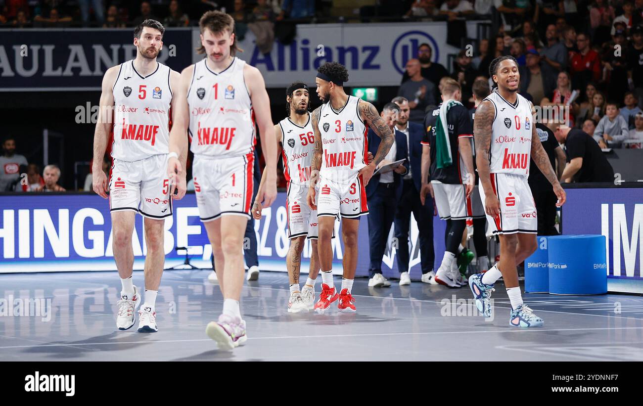 Muenchen, Deutschland. 27 octobre 2024. IM Bild : v.Li. Owen Klassen (paniers de Wuerzburg, 5), Zachary Seljaas (paniers de Wuerzburg, 1), Jhivvan Jackson (paniers de Wuerzburg, 56), Mike Davis Jr. (paniers de Wuerzburg, 3) et Mike Davis Jr. (paniers de Wuerzburg, 3) 27.10.2024, FC Bayern Muenchen Basketball v. FIT-One Wuerzburg Baskets, easyCredit, 6. Spieltag, Deutschland, Muenchen, BMW Park Muenchen, crédit : dpa/Alamy Live News Banque D'Images