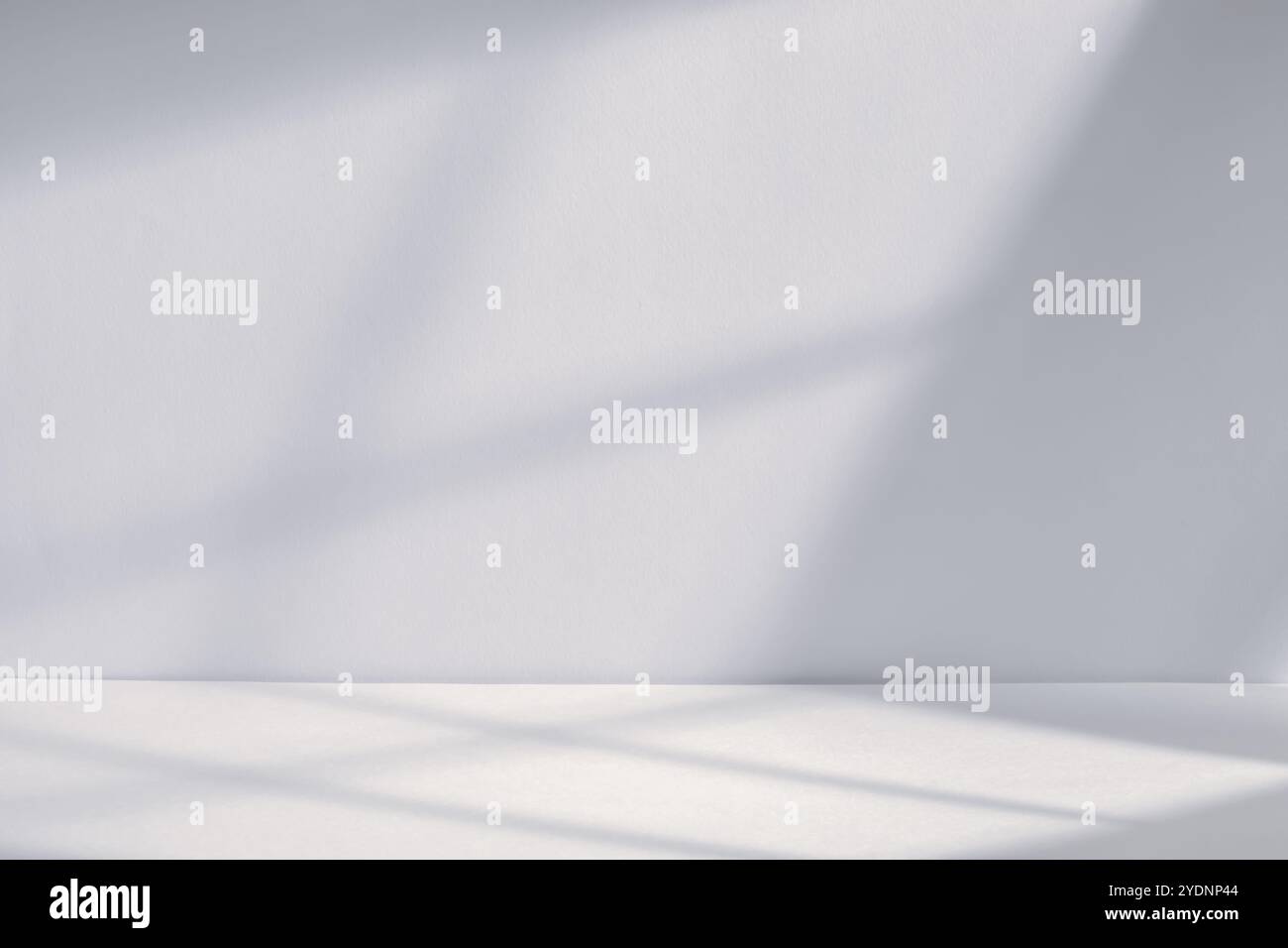 Ombres lumineuses et abstraites sur fond minimaliste avec mur blanc et sol dans un espace bien éclairé Banque D'Images