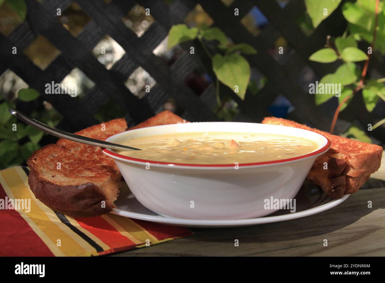 Soupe et sandwichs au fromage grillé dans un bistrot extérieur Banque D'Images