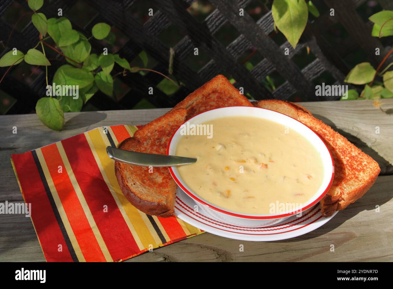 Soupe et sandwichs au fromage grillé dans un bistrot extérieur Banque D'Images