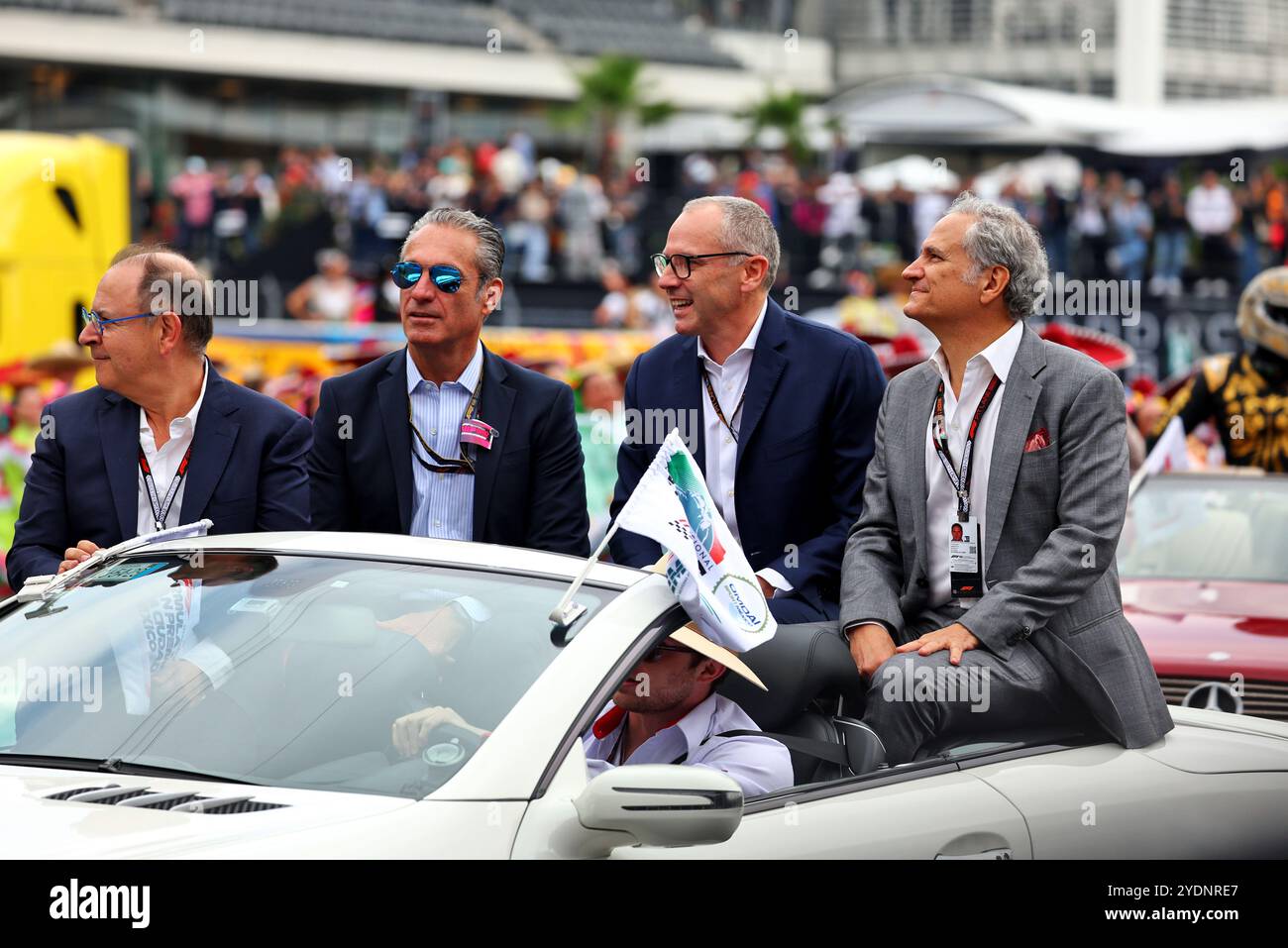 Mexico, Mexique. 27 octobre 2024. (De gauche à droite) : Carlos Slim Domit (MEX), président d'America Movil ; Stefano Domenicali (ITA), président et chef de la direction de formule 1 ; Alejandro Soberon (MEX), promoteur du GP mexicain, sur le défilé des pilotes. 27.10.2024. Championnat du monde de formule 1, route 20, Grand Prix du Mexique, Mexico, Mexique, jour de la course. Le crédit photo devrait se lire : XPB/Alamy Live News. Banque D'Images