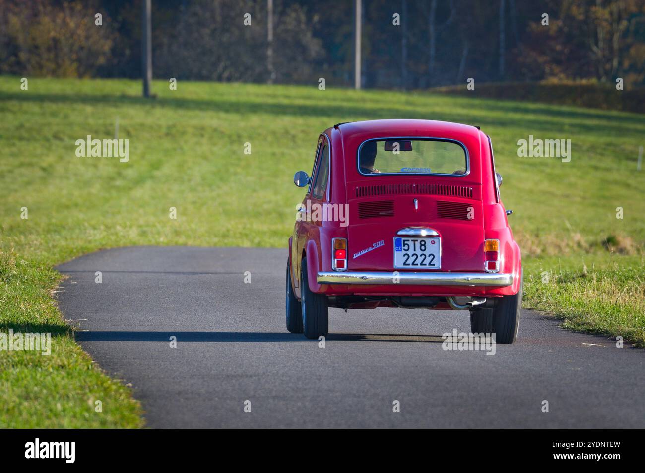 Véhicule vintage Fiat 500 des années 60 dans un état incroyable sur la route. Légendaire petite voiture italienne. Banque D'Images