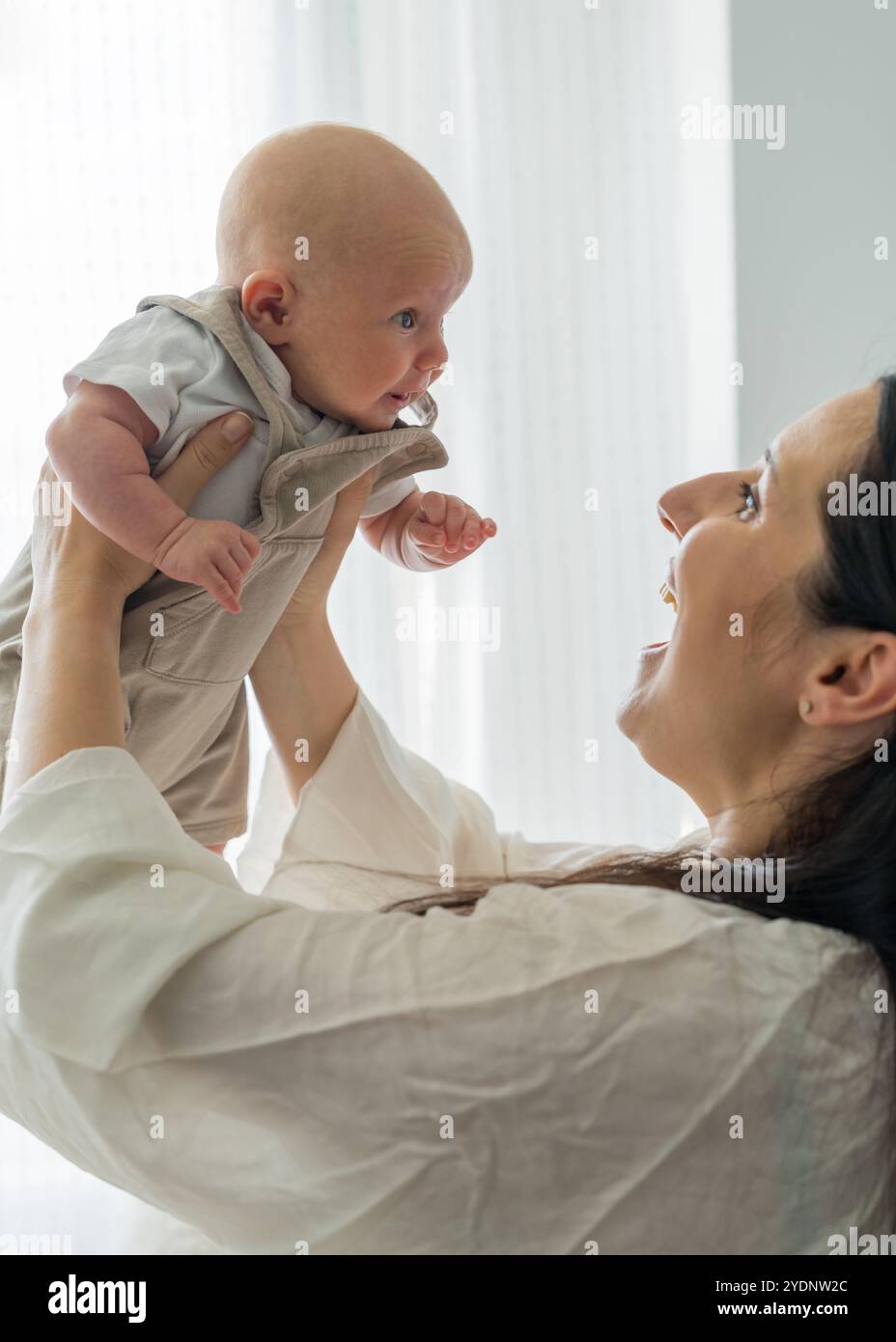 Mère aime jouer avec son bébé, passer du temps ensemble, concept de famille et de garde d'enfants. Maternité et post-partum Banque D'Images