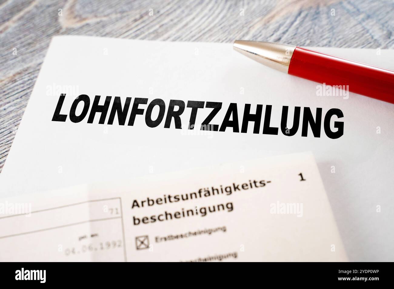 Bavière, Allemagne - 27 octobre 2024 : le paiement continu des salaires est écrit sur une lettre à côté d'un certificat d'incapacité de travail. Symbolise le paiement des salaires et salaires pendant que l'employé est en congé de maladie en Allemagne. PHOTOMONTAGE *** Lohnfortzahlung steht auf einem Brief, welcher neben einer au bzw. Arbeitsunfähigkeitsbescheinigung liegt. Symbolisiert Zahlung von Lohn und Gehalt während Arbeitnehmer Krank geschrieben ist in Deutschland. FOTOMONTAGE Banque D'Images