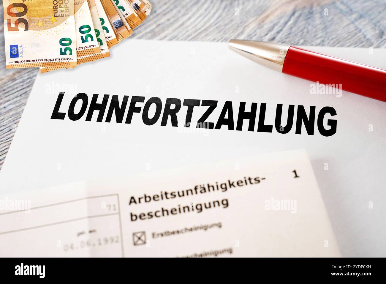 Bavière, Allemagne - 27 octobre 2024 : le paiement continu des salaires est écrit sur une lettre posée à côté d'un certificat d'incapacité de travail et de billets et billets en euros. Symbolise le paiement des salaires et salaires pendant que l'employé est en congé de maladie en Allemagne. PHOTOMONTAGE *** Lohnfortzahlung steht auf einem Brief, welcher neben einer au bzw. Arbeitsunfähigkeitsbescheinigung und Geld-Scheinen und Euro-Banknoten liegt. Symbolisiert Zahlung von Lohn und Gehalt während Arbeitnehmer Krank geschrieben ist in Deutschland. FOTOMONTAGE Banque D'Images