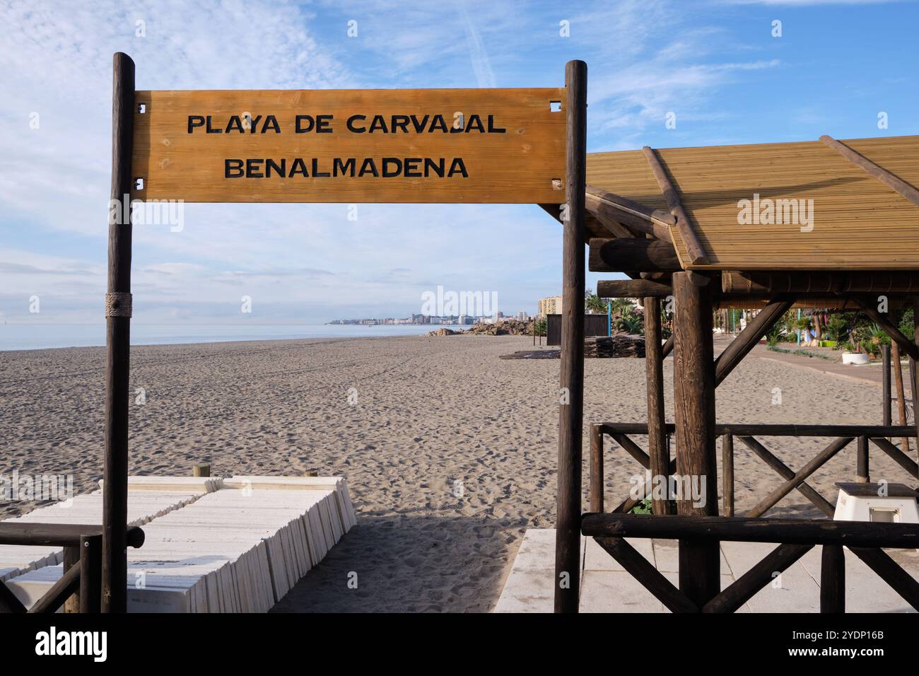 Panneau en bois sur la plage de Carvajal, Benalmádena Costa, Málaga, Espagne. Banque D'Images