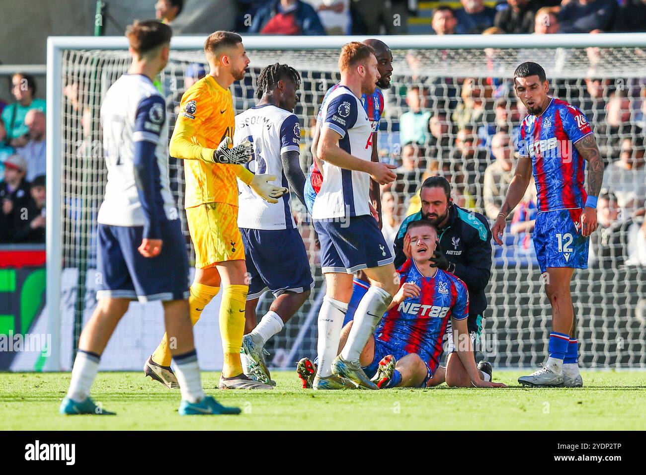 Londres, Royaume-Uni. 27 octobre 2024. Adam Wharton de Crystal Palace tombe blessé lors du match de premier League Crystal Palace vs Tottenham Hotspur à Selhurst Park, Londres, Royaume-Uni, le 27 octobre 2024 (photo par Izzy Poles/News images) à Londres, Royaume-Uni le 27/10/2024. (Photo par Izzy Poles/News images/SIPA USA) crédit : SIPA USA/Alamy Live News Banque D'Images