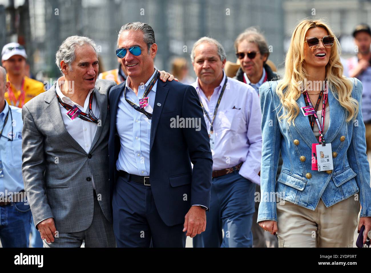 Mexico, Mexique. 27 octobre 2024. (De gauche à droite) : Alejandro Soberon (MEX) promoteur du GP mexicain ; Carlos Slim Domit (MEX) président d'America Movil et son épouse María Elena Torruco (MEX) sur la grille. 27.10.2024. Championnat du monde de formule 1, route 20, Grand Prix du Mexique, Mexico, Mexique, jour de la course. Le crédit photo devrait se lire : XPB/Alamy Live News. Banque D'Images