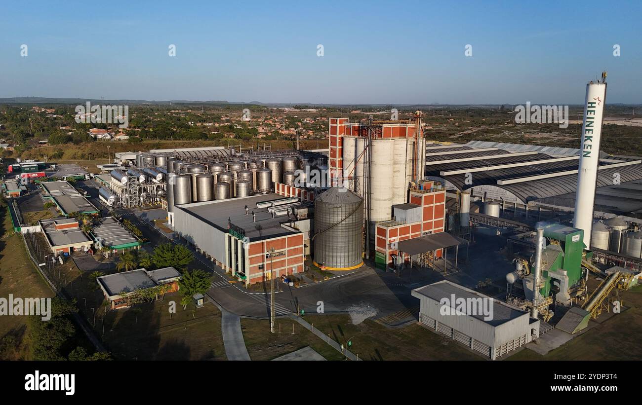 alagoinhas, bahia, brésil - 25 octobre 2024 : vue aérienne de la brasserie Heineken dans la ville d'Alagoinhas. Banque D'Images